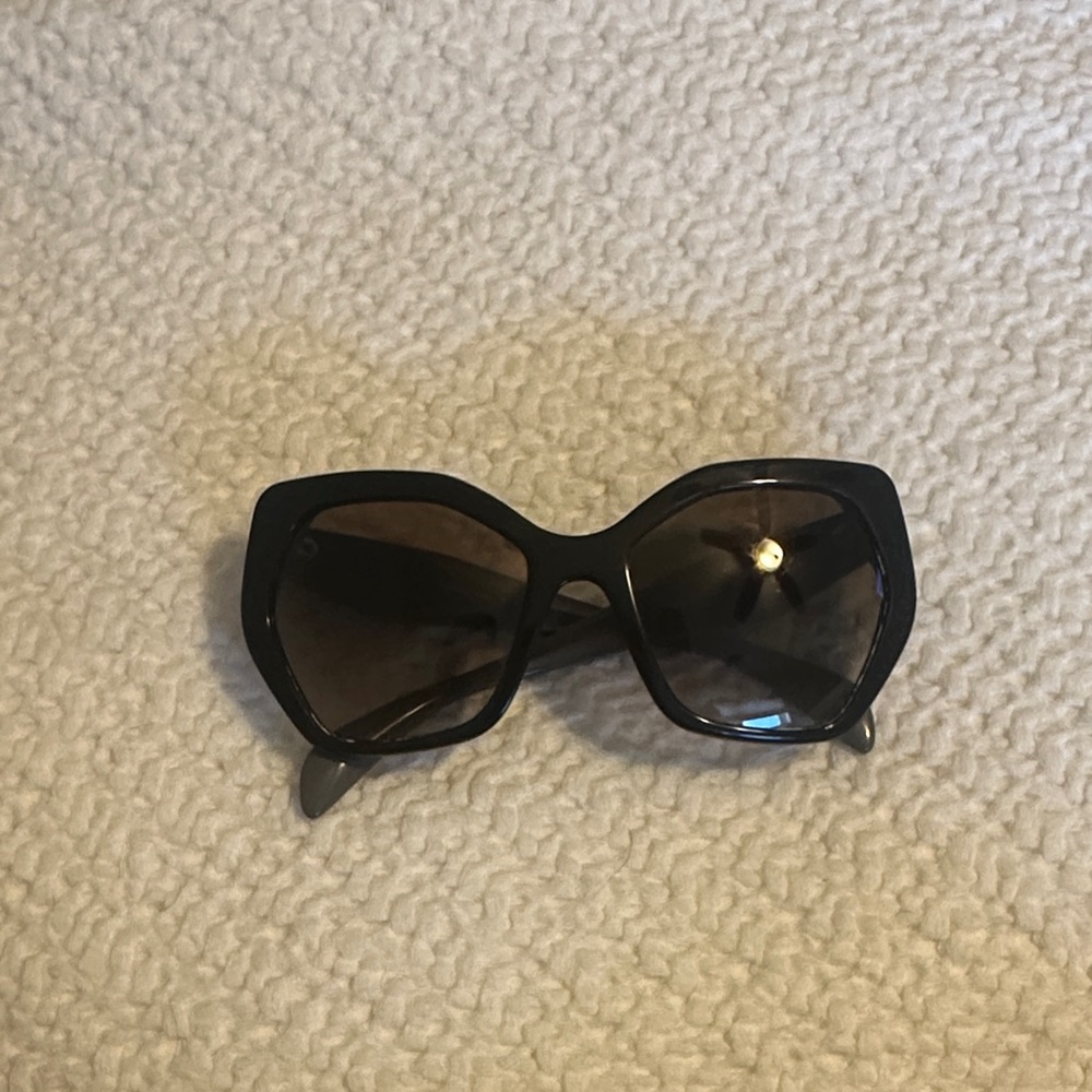 ❤️‍🔥TODAY ONLY!!❤️‍🔥 PRADA Chic Black Sunglasses